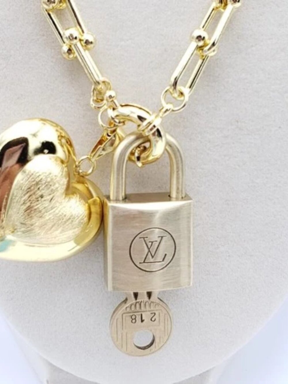 Gold-Plated Necklace with Authentic Louis Vuitton Padlock - Picture 6 of 9
